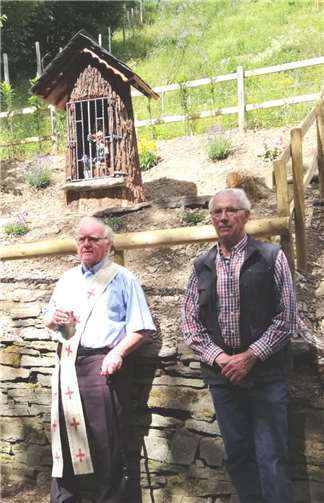 Diakon Bert Flohe und Hans-Ewald Flohe vor dem neuen Bildstock. Foto: privat
