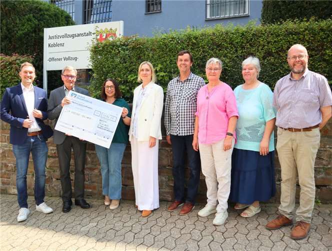 Diakon Frank Lahnstein (Zweiter v. links) freut sich über die Spende des Kirchort-Teams St. Bartholomäus Kettig und der Theatergruppe „WandelBar“ aus Kettig an die katholische Gefängnisseelsorge in der JVA Koblenz. Bei der Scheckübergabe berichten Anstaltsleiter Jörn Omland (links) und die stellvertretende Anstaltsleiterin Carolin Bucksteeg (Vierte v. links) von ihrer Arbeit und dem Alltag in der JVA.  Foto: Bistum Trier/Julia Fröder