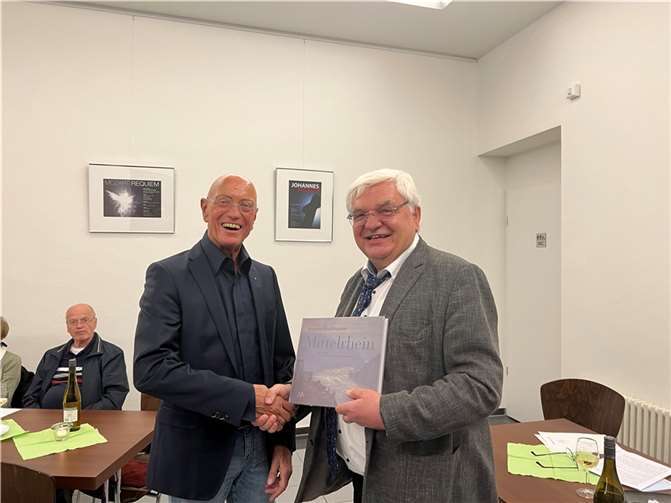 Vorsitzender Heinz-Peter Mertens im Amt bestätigt Diakon Horst Dany wurde mit einem Präsent aus dem Vorstand verabschiedet. Foto: privat