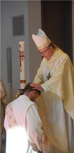 Diakon Johannes Oelighoff wird von Bischof Dr. Stephan Ackermann zum Priester geweiht.