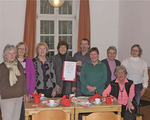 Diakon Ludger Roos inmitten der Spielerunde (v.li.): Frau Hart, Frau Langen, Frau Bonkowski, Frau Schäfer, Diakon, Frau Luhmer, Frau Oel, Frau Kraft, Frau Grüner (vorne sitzend). privat