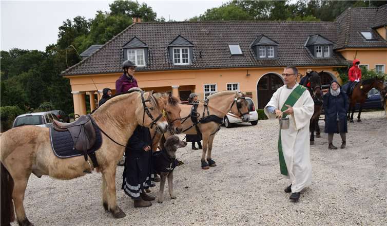 Diakon Matthias Respondek segnete die Zwei- und Vierbeiner auf Gut Waldau.