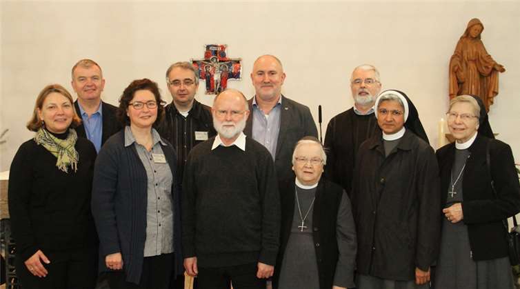 Diakon Werner Velten (5. v. l.) wurde feierlich aus dem Seelsorgeteam des Krankenhauses Maria Hilf in Bad Neuenahr-Ahrweiler verabschiedet.