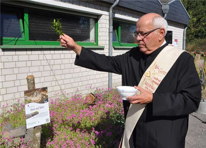 Im Kehriger Blüten- und Blumenmeer summen die fleißigen Bienen Diakon Wilfried Stadtfeld gab ebso Gottes Segen dazu.