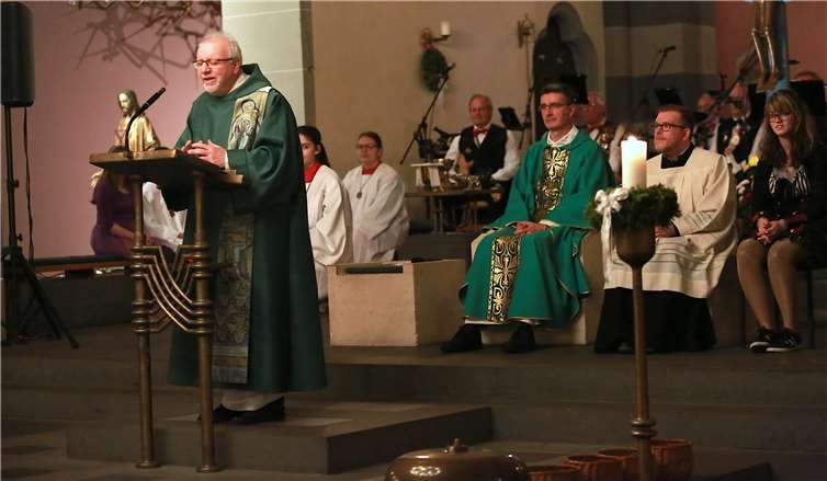 Diakon Willibert Pauels, den viele nur in seiner karnevalistischen Rolle als „Ne Bergische Jung“ kennen werden, fesselte die Gottesdienstbesucher mit viel Witz, Charme und auch nachdenklichen Worten.