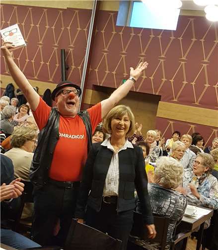 Diakon Willibert Pauels sorgte für gute Unterhaltung auf den Adventsfeiern. privat