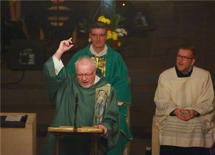 Diakon Willibert Pauels war der Star der Messe!