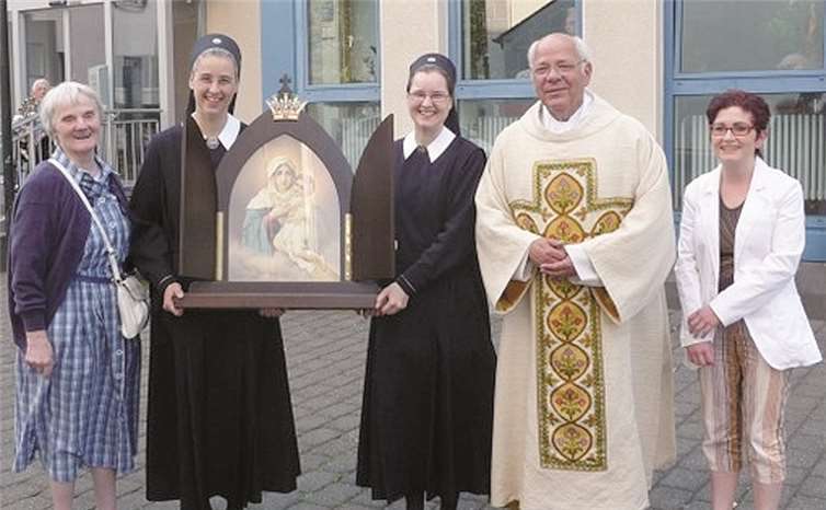 Diakon Winfried Stadtfeld, die Schönstatt-Schwestern Dorthe und Renata und engagierte Gottesdienstbesucher verabschiedeten das Gnadenbild in Mayen zur nächsten Pilgerstation München.privat