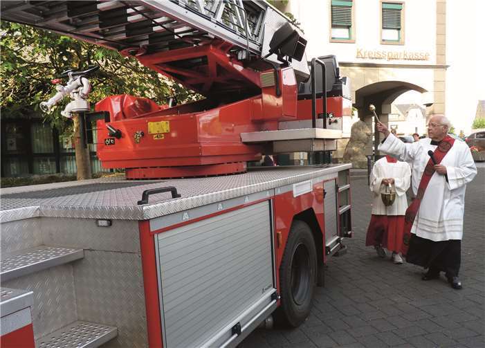 Diakon Winfried Stadtfeld segnete die Drehleiter ein.