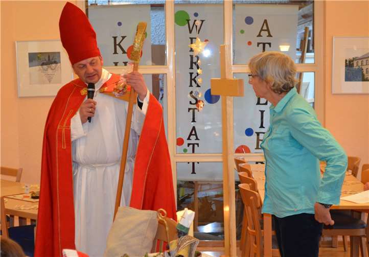 Diakon und Leiter der Landschaftspflege Jörg Hoffmann verkörperte den Heiligen Nikolaus.privat