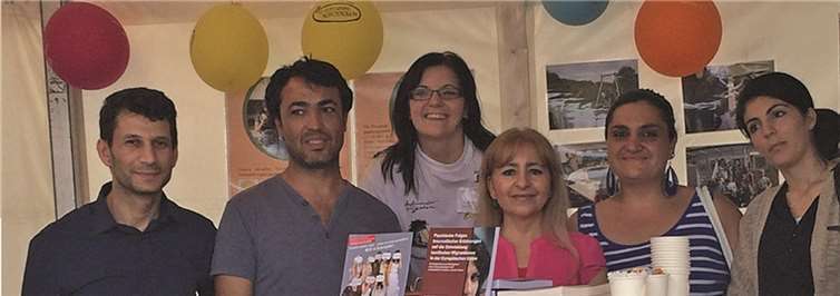 Diakoniemitarbeiterin Elisabeth Schmitt und die ausgebildeten Elternbegleiter und Begleiterinnen.privat