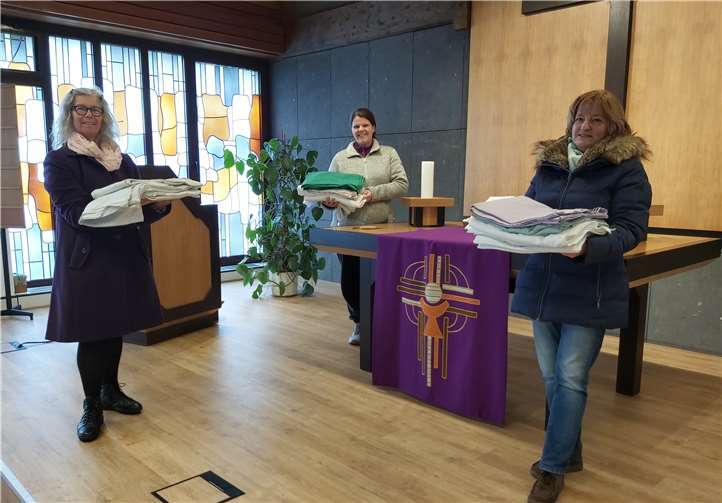 Diakonin Jutta Schultz von Dratzig (links) übergibt an Jessica Ley (Mitte) und Stefanie Scheuner (rechts) Baumwollstoff für die Nähaktion.Foto: privat