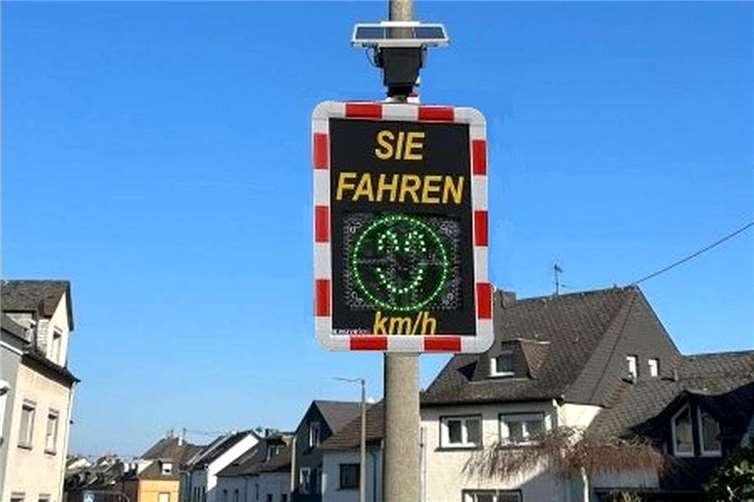 Dialog-Displays – bald auch in der Ortsdurchfahrt von St. Sebastian! Sie erhöhen nachweislich die Verkehrssicherheit, weshalb sie als ein Ergebnis zahlreicher Maßnahmen auch in St. Sebastian installiert werden sollen. Foto: privat