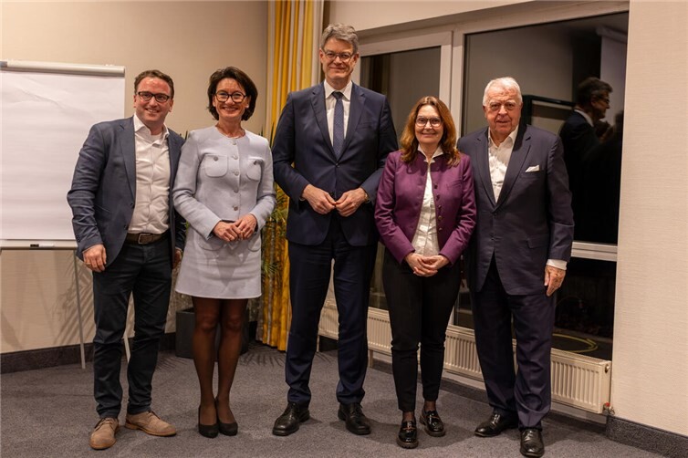 Dialog zur B9 in Bad Breisig: Bürgermeister Marcel Caspers, Petra Schneider MdL, Bundesminister Patrick Schnieder, Mechthild Heil MdB und Guido Ernst. Foto: C. Lipowski