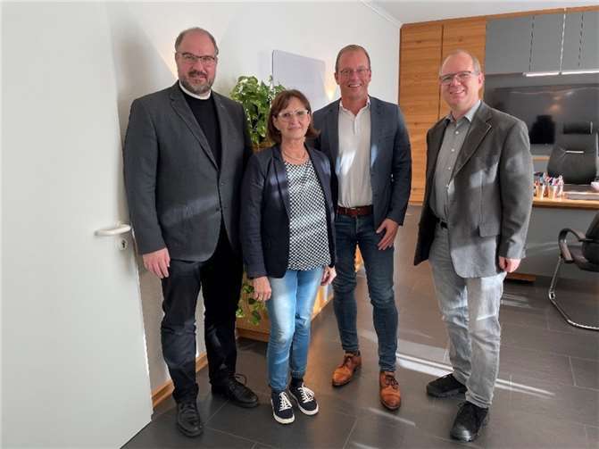 Dialog zwischen Jörg Lempertz (2.v.r.: Bürgermeister der Verbandsgemeinde Mendig), Pfarrer Jörg Schuh (li. Dekan), Margit Ebbecke (2.v.l.) und Marek Jost (re.).  Foto: Verbandsgemeinde Mendig