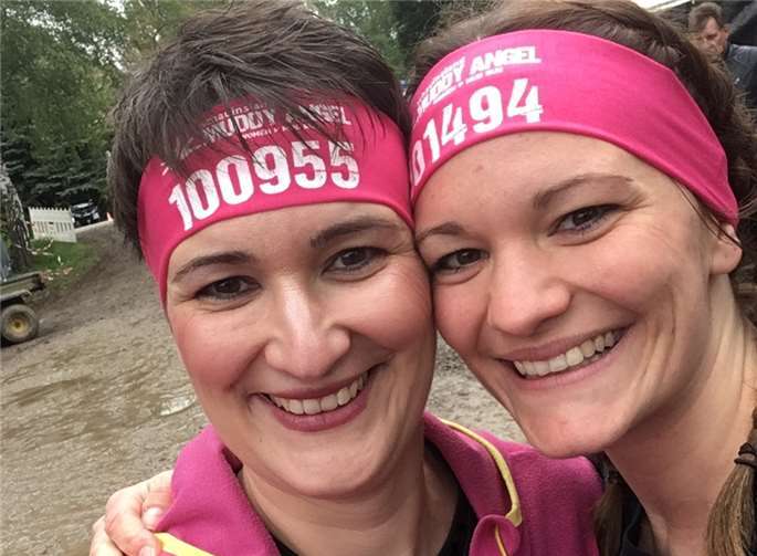 Diana Retterath (links) und ihre Schwester.Copyright: Diana Retterath