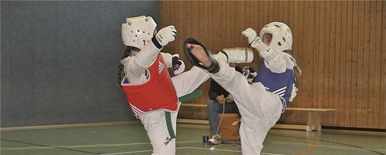 Diana Schnirch und Julia Hansch (v.l.) beide gleichzeitig mit einem dolyo chagi (Halbkreisfußtritt). privat