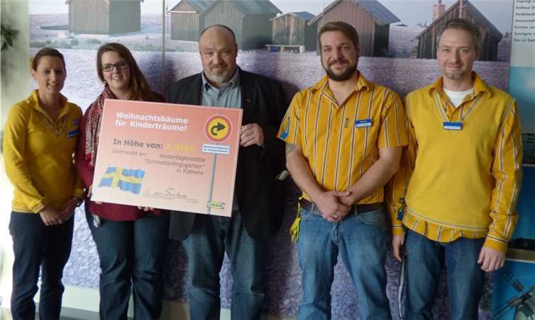 Diana Weide (v.l.), IKEA lokales Marketing, Judith Täger, Leiterin Kindertagesstätte „Schmetterlingsgarten“, Dirk Denzer, Gesamtleiter der ISA KOMPASS, Volker Neuhäuser, Verkaufsleiter IKEA Koblenz, Stefan Neumann, Leiter IKEA lokales Marketing.privat