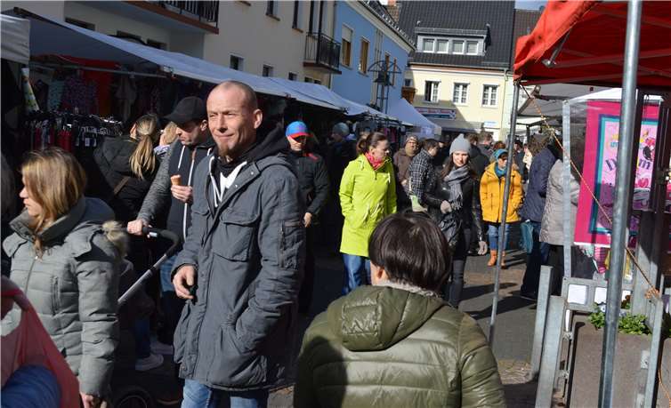 Dicht an dicht drängten sich die Besucher entlang der Stände in der Josefstraße.