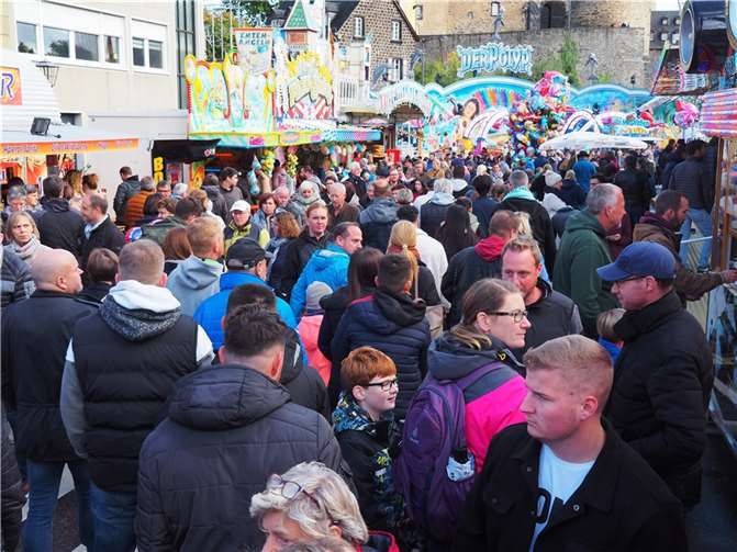 Auch der 618. Lukasmarkt hat seine Anziehungskraft nicht verloren Dicht an dicht drängten sich die Besucher über das Festgelände.