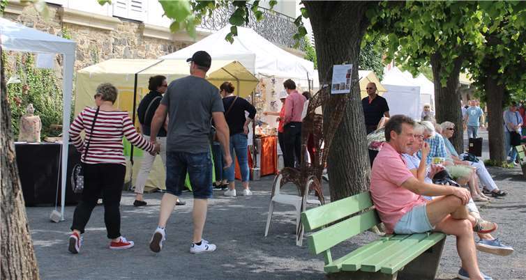 Kunstmarkt „design & gestaltung“ lockte Besucherscharen in die idyllische Stadt Dicht an dicht hatten die Designer ihre weißen Pavillons auf der Rheinpromenade aufgebaut.Fotos: DL