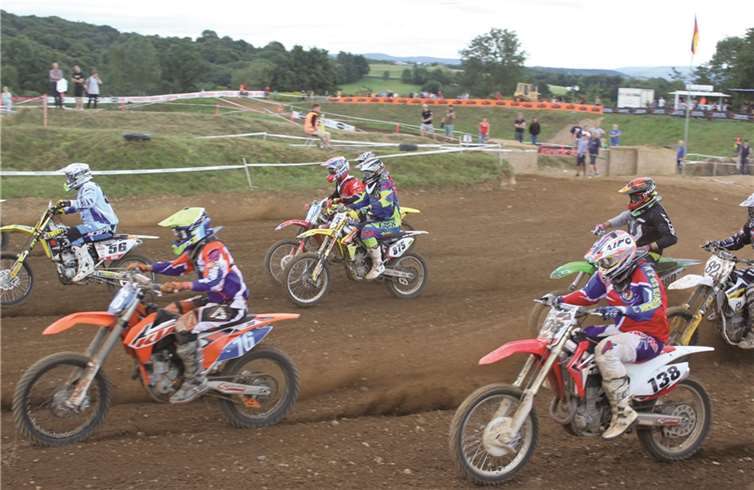 Dicht an dicht preschten die Fahrer über die Piste. DL