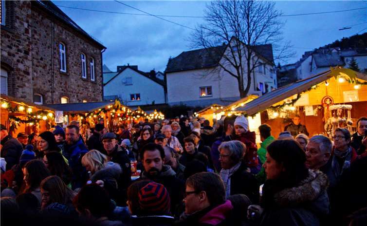 Dicht gedrängt hatten die Besucher desWeihnachtsmarktes bei gemütlicher Weihnachtsatmophäre viel Spaß.