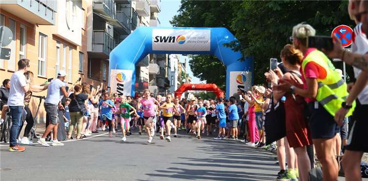 Dicht gedrängt im Start-Ziel-Bereich, feuerten die zahlreichen Zuschauer die Teilnehmer an. Foto: privat