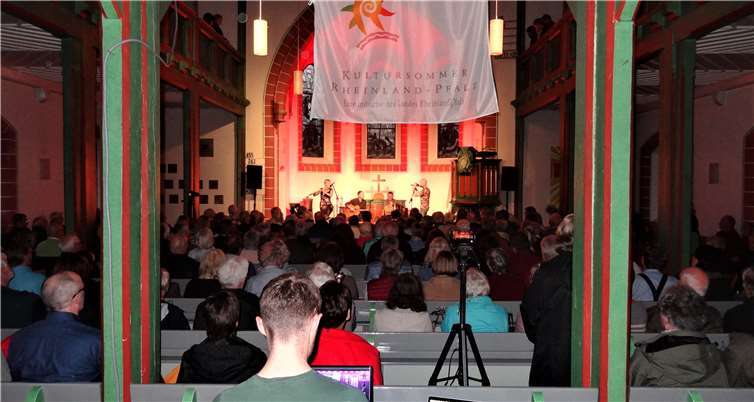 Dicht gedrängt saßen die Besucher im bis auf den letzten Platz besetzten Gotteshaus. Foto: Uli Schmidt