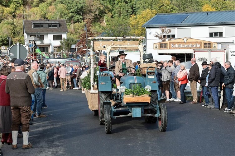Oktoberfest und Trachtenumzug in Insul mit Musik und viel Gaudi