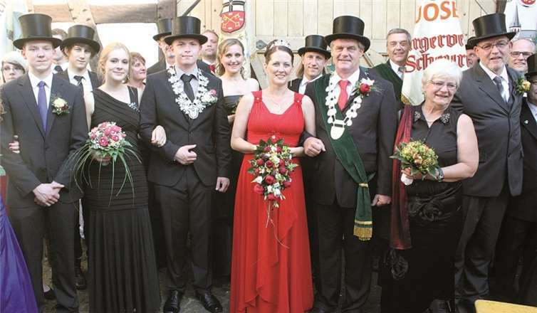 Dicht gedrängt stand die Festgesellschaft beim Scheurener Bürgerkönigspaar, Peter und Melanie Srol.