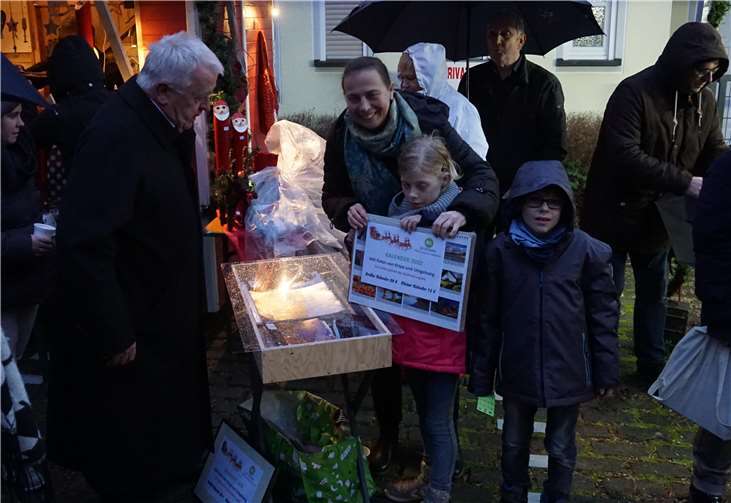 Kultiger Budenzauber in der Ortsmitte  Dicht gedrängt standen die Besucher vor den Ständen und Buden.