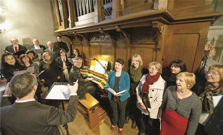 Dicht gedrängt standen die Sänger des Kantatenchors Sankt Pantaleon um den Organisten Christoph Hamm auf der Empore. DL