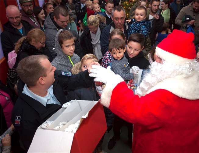 Dicht umringt war der Nikolaus beim Verteilen der Süßigkeiten, assistiert von Marc Weber, dem Wehrführer der Feuerwehr Großmaischied.Foto: Feuerwehr VG Dierdorf