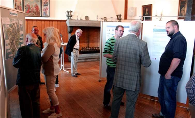 Dichte Trauben bildeten sich an den Stellwänden mit Plänen des Sanierungsgebietes und Informationen zum Integrierten Städtebaulichen Entwicklungskonzept (ISEK).