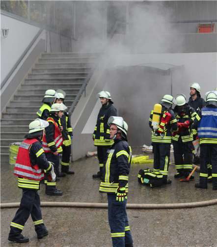 Dichter Qualm quillt aus zwei Kellern der Winzergenossenschaft Mayschoß.