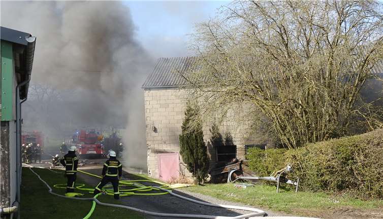 Dichter schwarzer Qualm drang aus dem Gebäude.