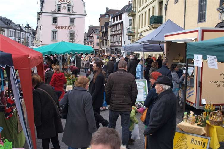Dichtes Gedränge auf dem Ostermarkt, denn der „kleine Markt um die Ecke“ mit seinem Osterangebot war sehr beliebt.