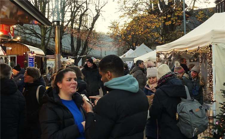Dichtes Gedränge auf der Weihnachtsmarktmeile zeigte schon früh die Beliebtheit ...