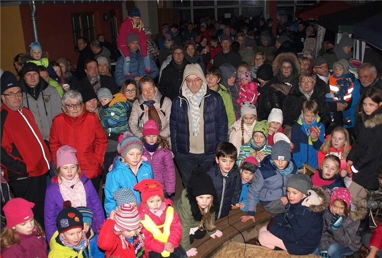 Dichtes Gedränge bei der Aufführung zum lebendigen Adventskalender durch die Kinder der Grundschule.US
