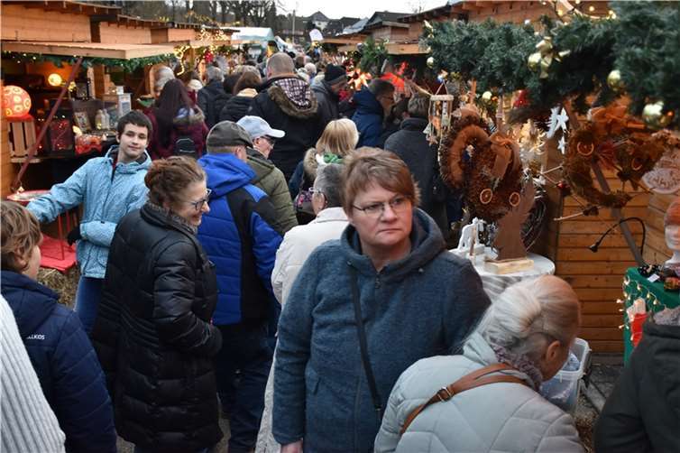 Dichtes Gedränge herrschte auf dem kunsthandwerklichen Weihnachtsmarkt in Puderbach.