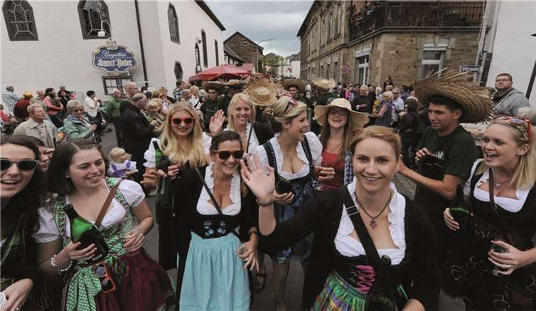 Dichtes Gedränge herrschte auf den Walporzheimer Straßen: 27 Nummern zählte der große Festzug am Sonntag, bei dem unzählige Zuschauer den Weg säumten. FIX