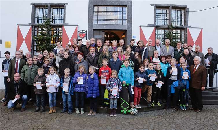 Dichtes Gedränge herrschte auf der Rathaustreppe, schließlich galt es, die vielen Hobbysportler, die sich über Edelmetall in Form von Gold-, Silber- und Bronze-Plaketten freuen konnten, gemeinsam ins Bild zu rücken. DL