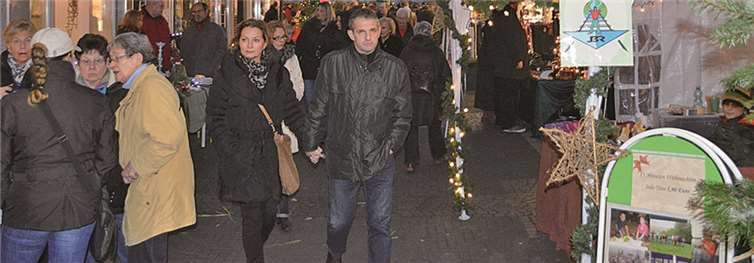 Dichtes Gedränge herrschte nicht nur in der festlich illuminierten Marktstraße. AB