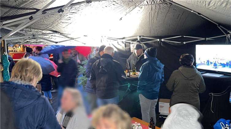 Dichtes Gedränge im Zelt des Polcher Männerchores.  Foto: privat