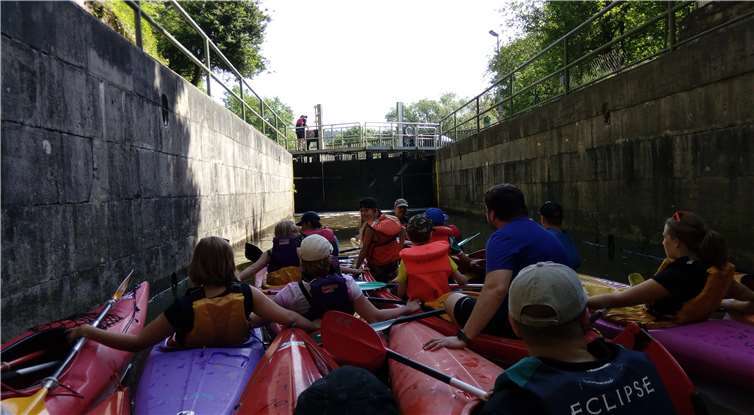 Dichtes Gedränge in der Schleuse.