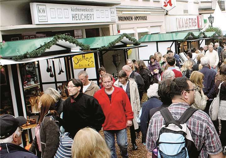 Dichtes Gedränge nahmen die zahlreichen Besucher in Kauf, um das Angebot der einzelnen Stände bewundern zu können.