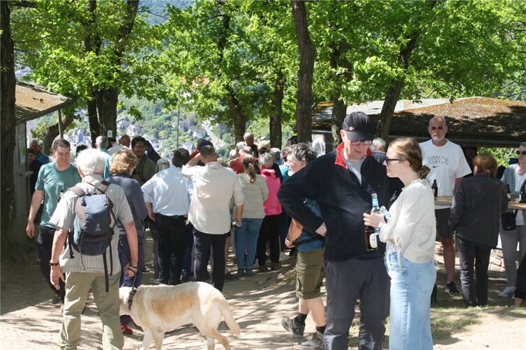 Dichtes Gedränge vor des Ausgabestelle des Schmorbratens. Auch heuer zählten die gastgebende Feuerwehr wieder viele Hundert Besucher.