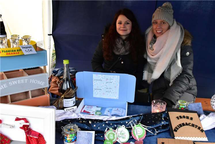 Dick eingepackt hatten sich diese beiden Maimädchen,denn der Dezember ist einfach kein Monat für sie.