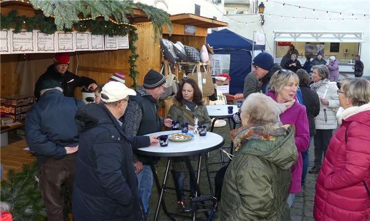Dick in Winterbekleidung gepackt, ließ es sich angenehm auf dem Weihnachtsmarkt verweilen. Fotos: TE